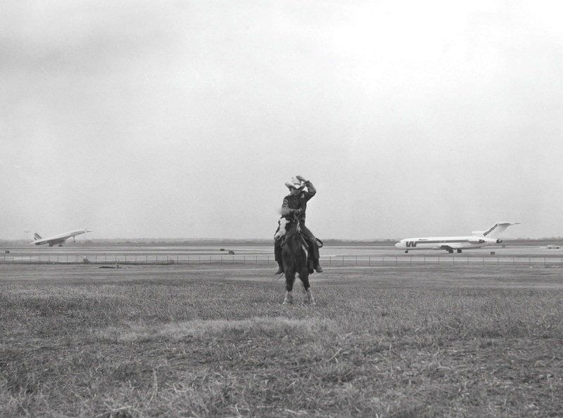 Un joven vaquero posa mientras despega el Concorde desde el recién inaugurado Aeropuerto de Dallas-Fort Worth.