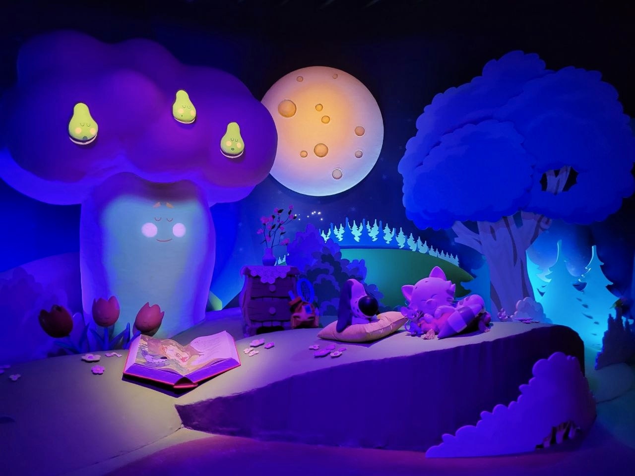 Interior view of the Woezel and Pip dark ride 'Overal Vriendjes'.