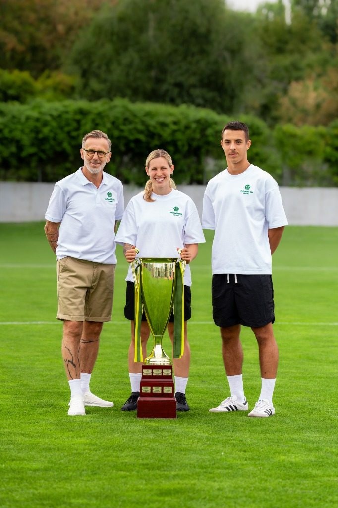 Karel Poborský, Kateřina Svitková a Hugo Sochůrek s trofejí McDonald's Cupu