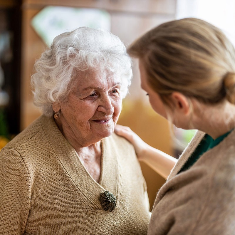 Kuvituskuva fysioterapeutin tai muistiohjaajan kotikäynnistä