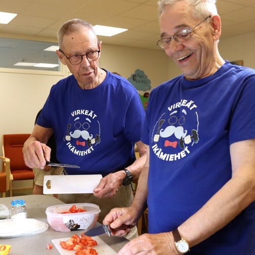 Virkeiden Ikämiesten ruoanlaittoa.