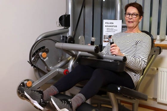 Asiakas käyttämässä kuntosalilaitetta Salhojan kuntosalilla.