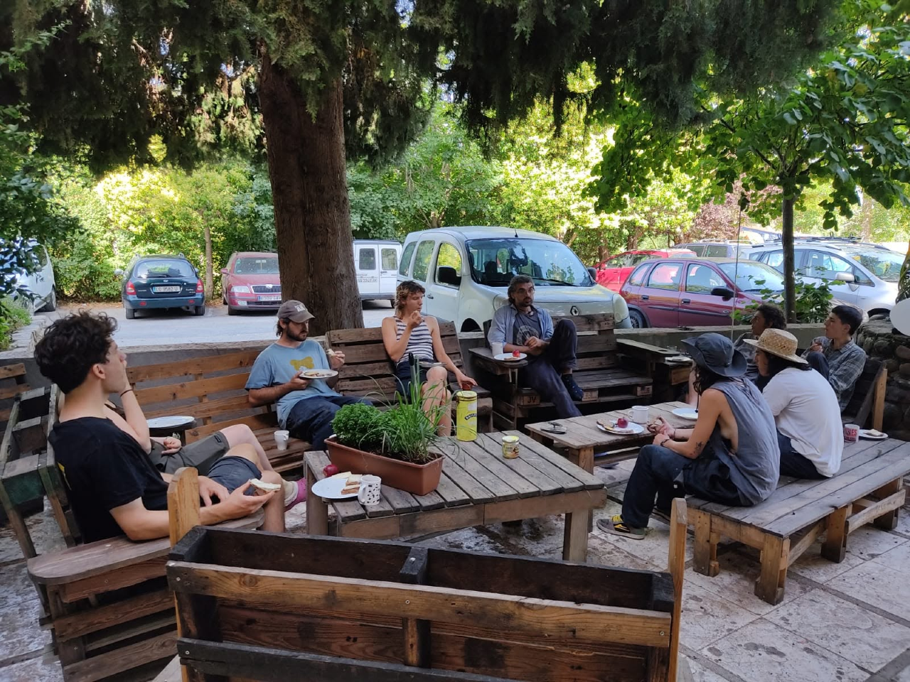 Foto de un almuerzo con arterranas en el patio norte