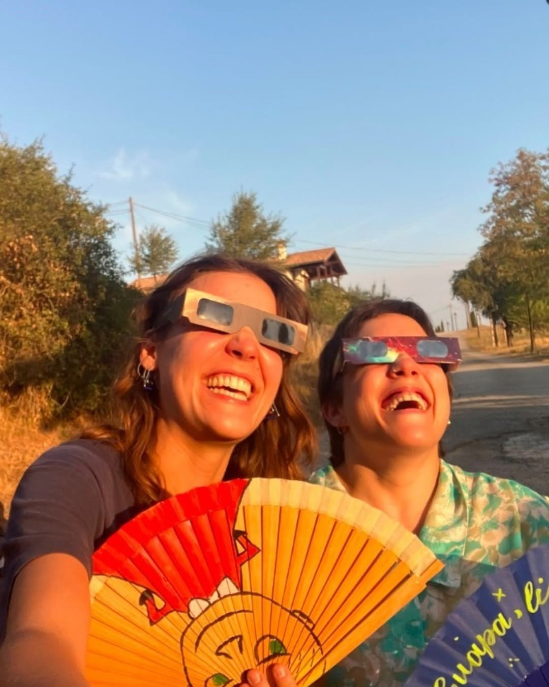 Foto de dos personas mirando el eclipse