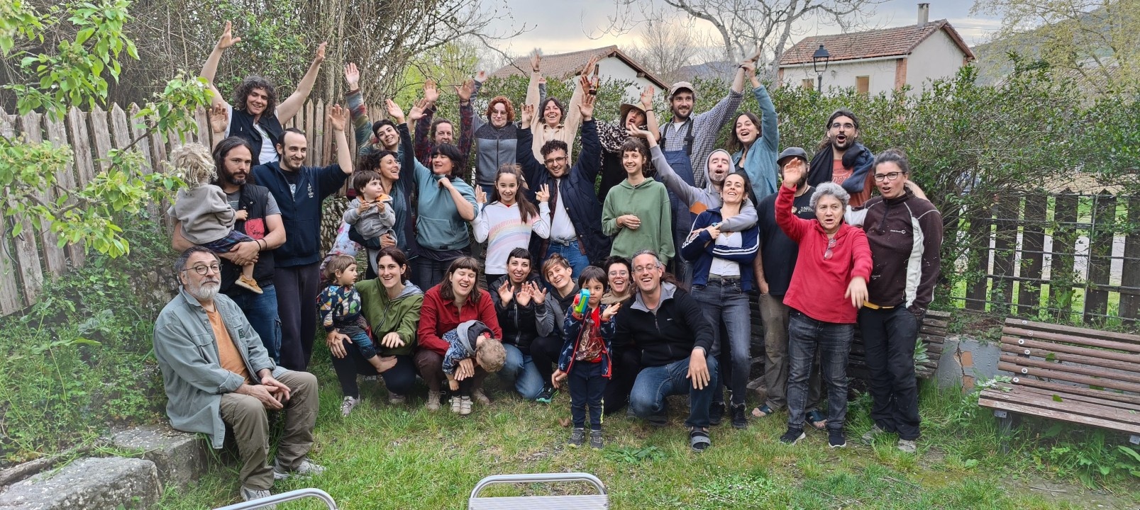 En la foto están posando varias arterranas en el patio sur