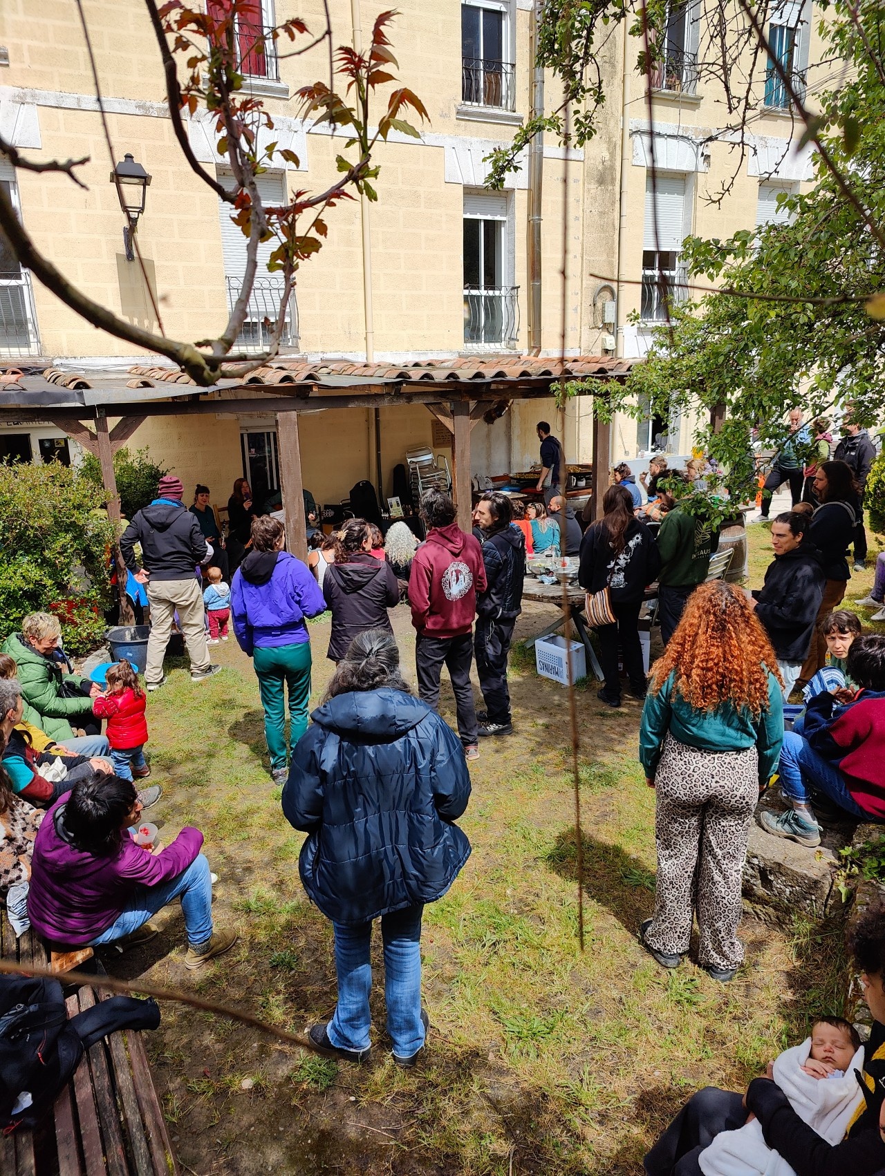 Imagen de gente festejando en el patio de Arterra