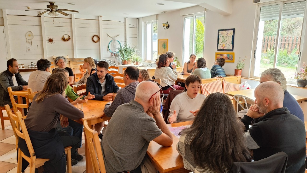 Imagen del café con arterranas en las puertas abiertas