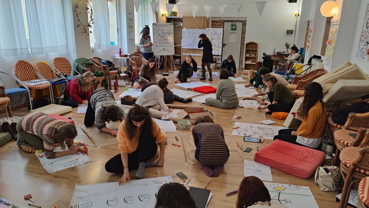 Participantes del encuentro de facilitacion grafica dibujando en Terraria