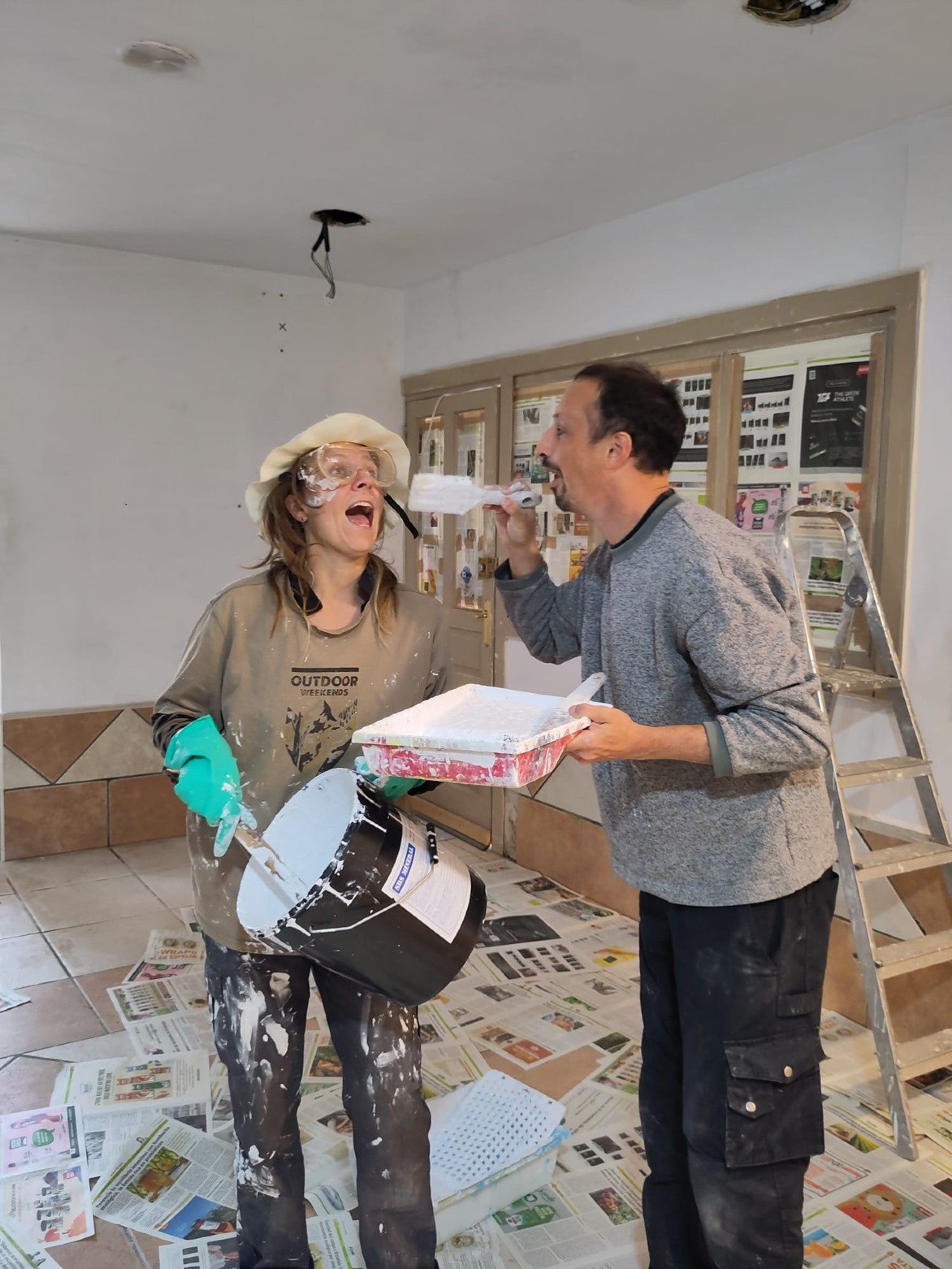 Ziska y Andrea jugando con pintura en taberna