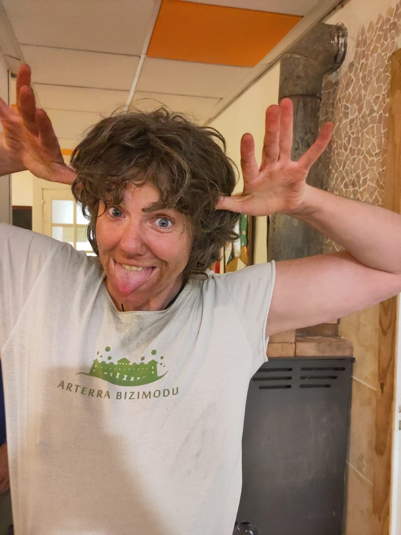 Maite haciendo carantoña llena de hollín