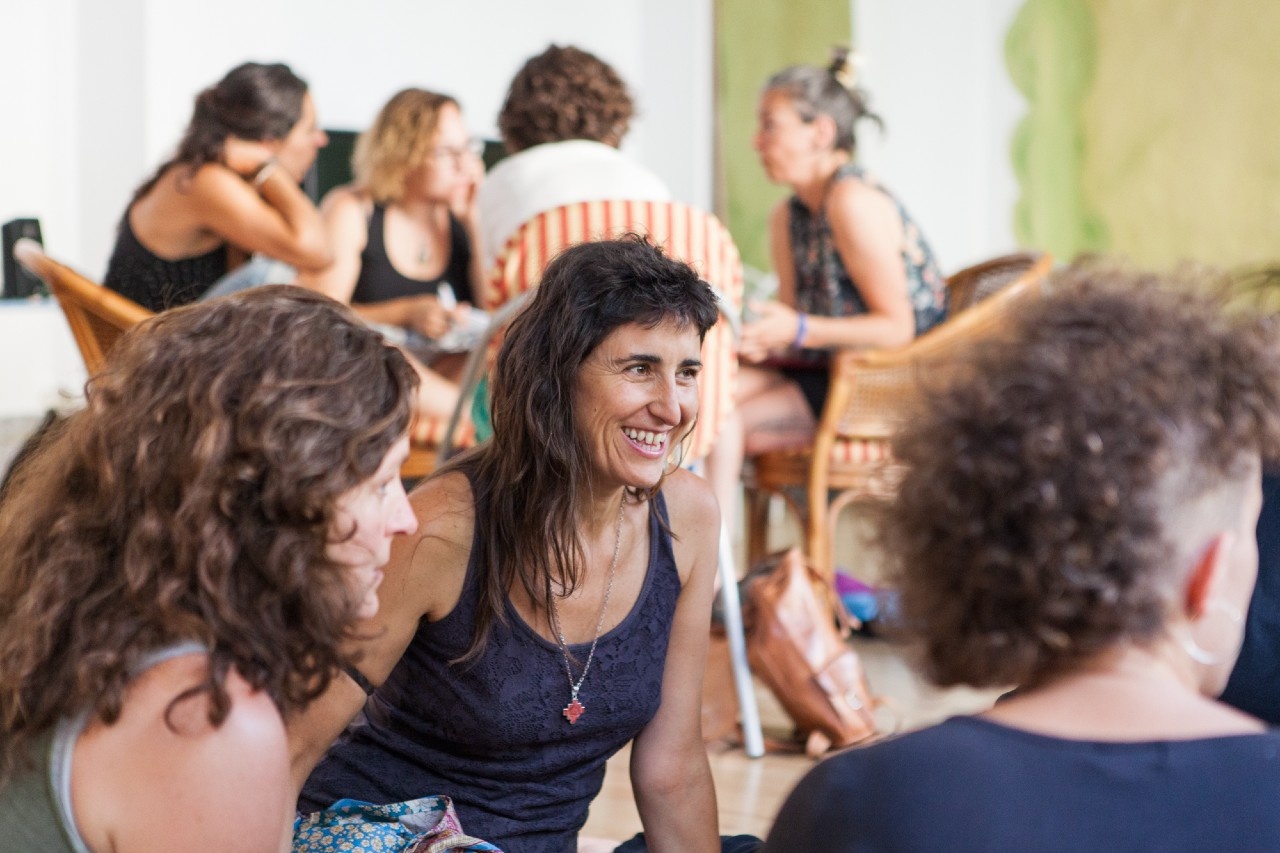 En la foto hay personas asistiendo a un curso de facilitacion en Arterra