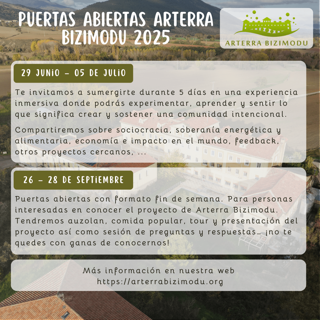 En la foto hay mucha gente haciendo cola en nuestro patio interior y al fondo la puerta entreabierta