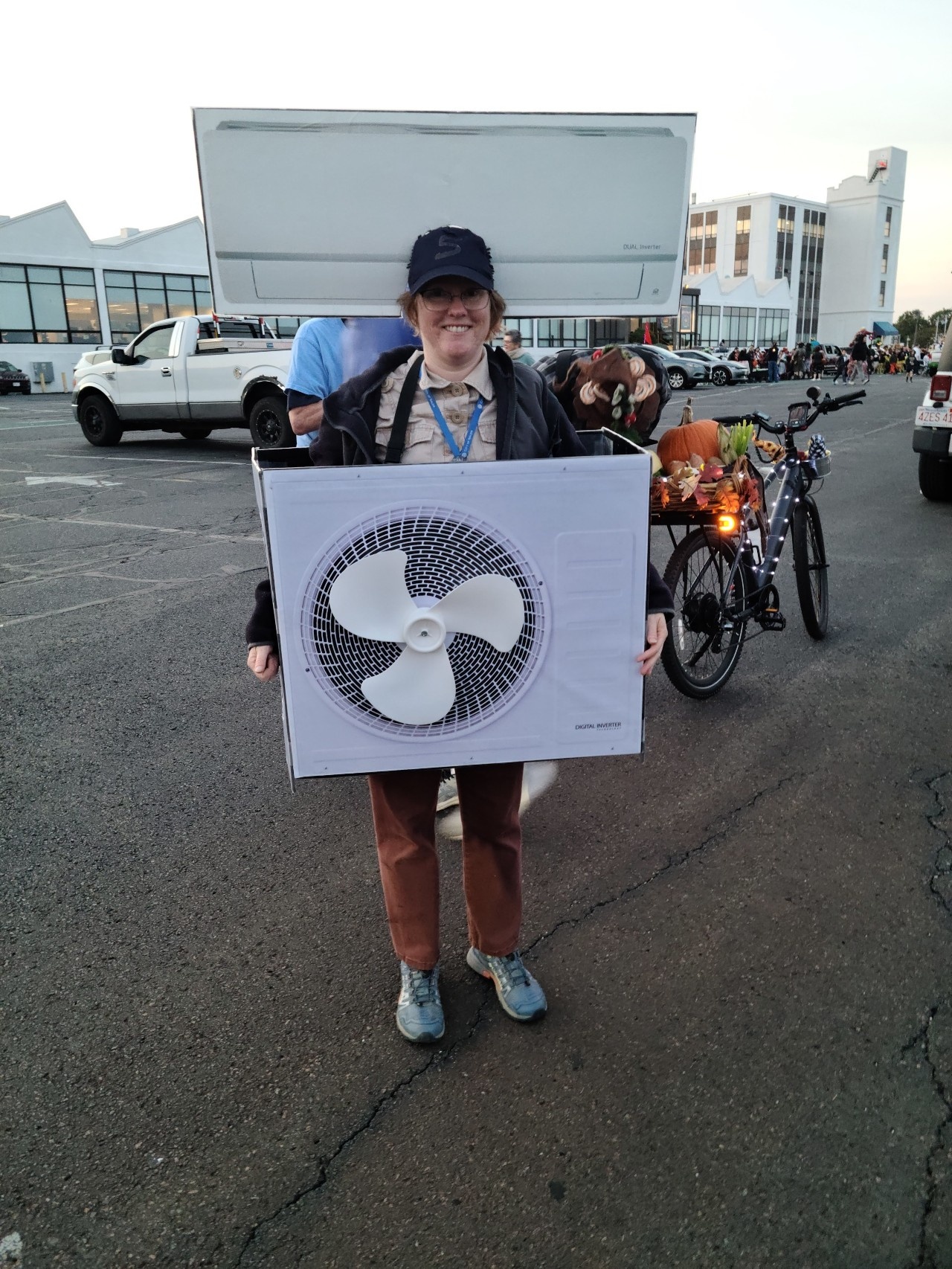 Asesora Energética de Salem/Alcance y Coordinadora de Compromiso Stacy Kilb con un disfraz de bomba de calor.