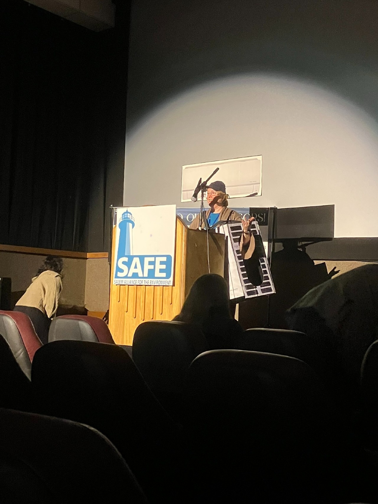 Asesora Energética de Salem/Alcance y Coordinadora de Compromiso Stacy Kilb con un disfraz de bomba de calor.