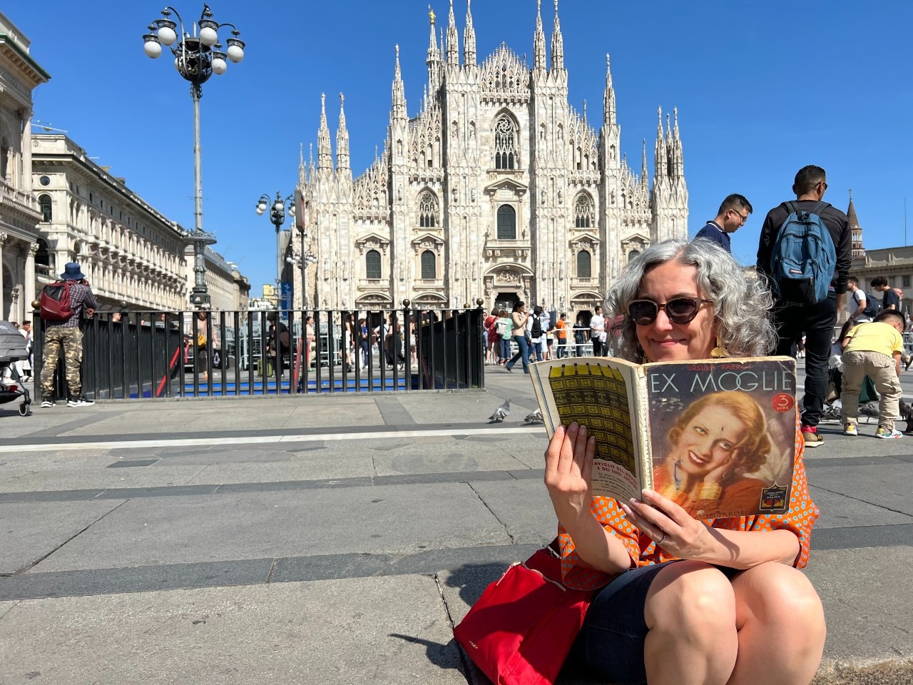 With my new vintage Italian pulp magazine edition of Parrott’s Ex-Wife (Ex-Moglie) at Duomo in Milan!
