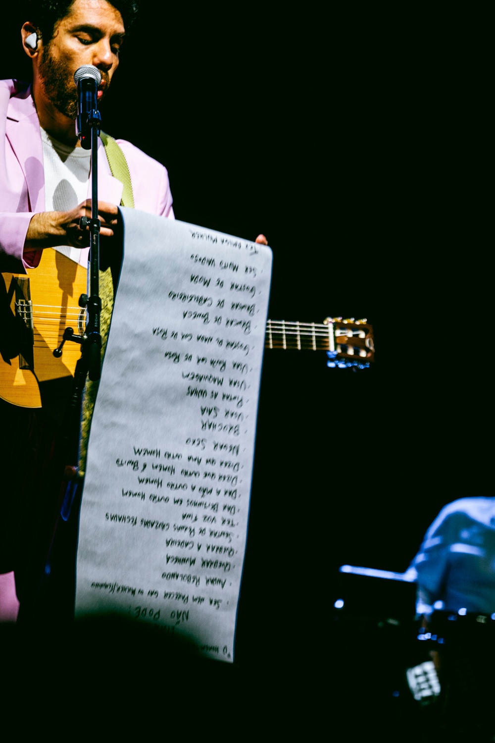Luca lendo a lista em concerto