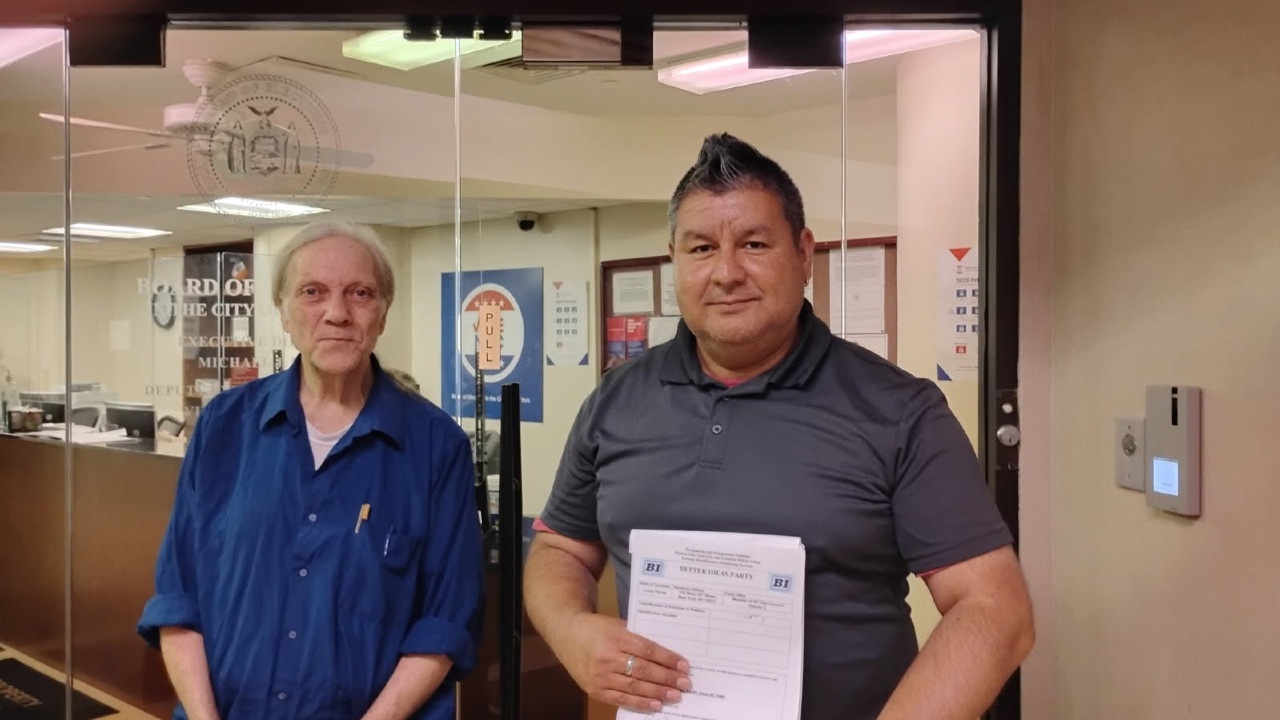 Louis Flores with Carl Lundren of the Bronx Green Party at the NYC Board of Elections, on 27 mai 2025.
