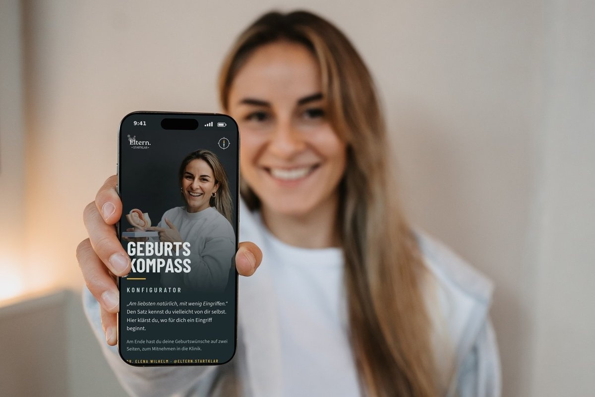 Elena Wilhelm zeigt den Geburtskompass-Konfigurator auf dem Handy