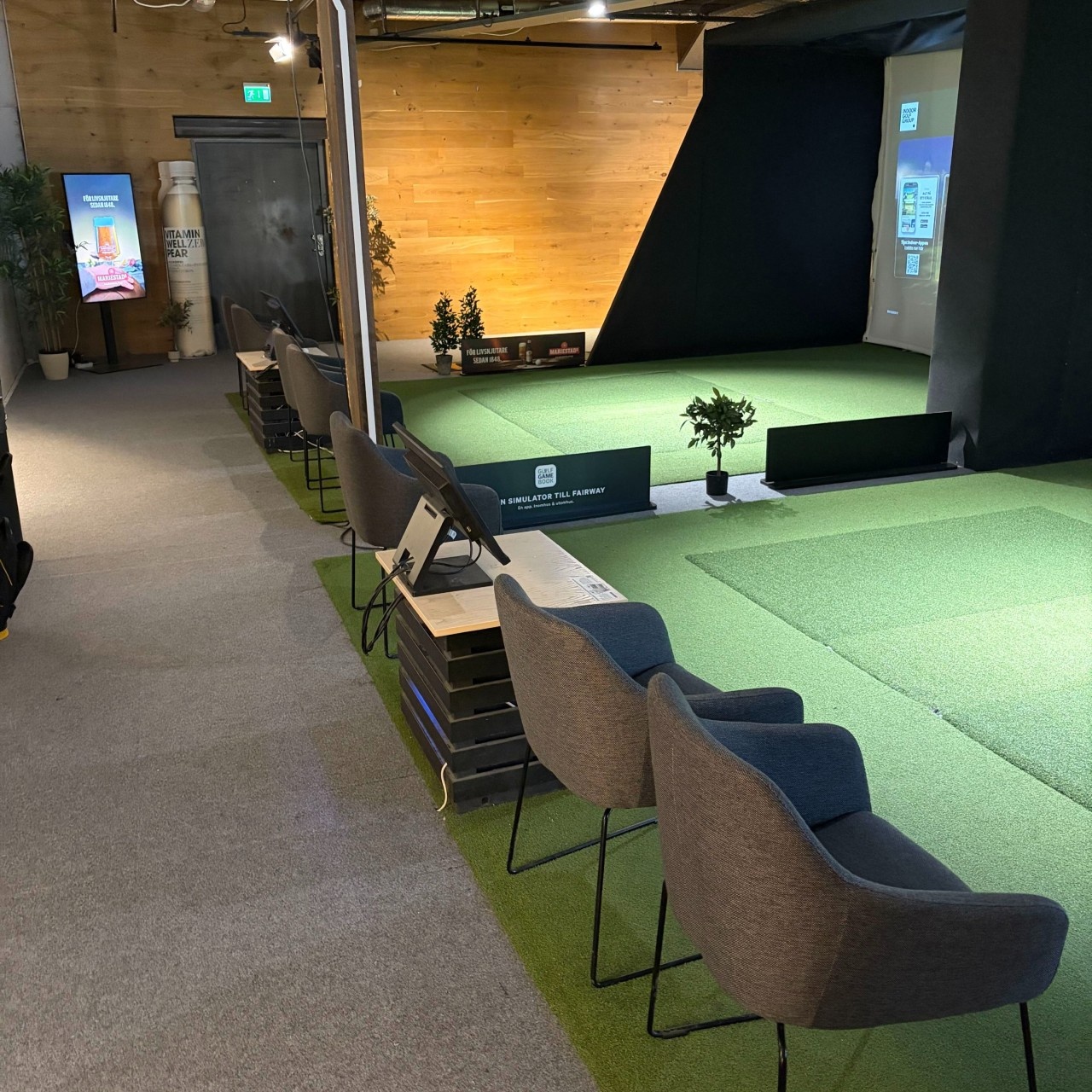 Nytt golv och nya bås på Gallerian Indoor Golf