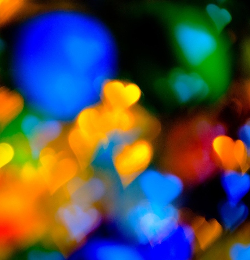 Unscharfe bunte Herzen zum Experimentier-Abend
