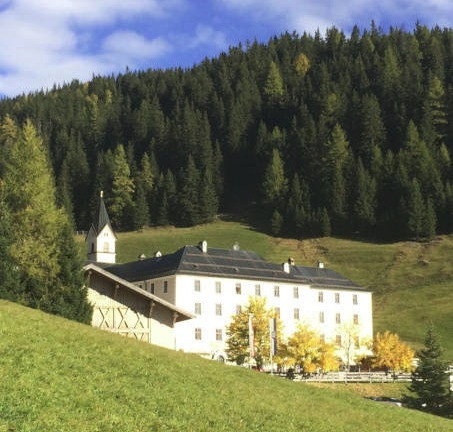 Das ehemalige Kloster Maria Waldrast in den Tiroler Bergen
