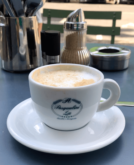 Kaffeetasse mit Kaffee, auf Cafétisch