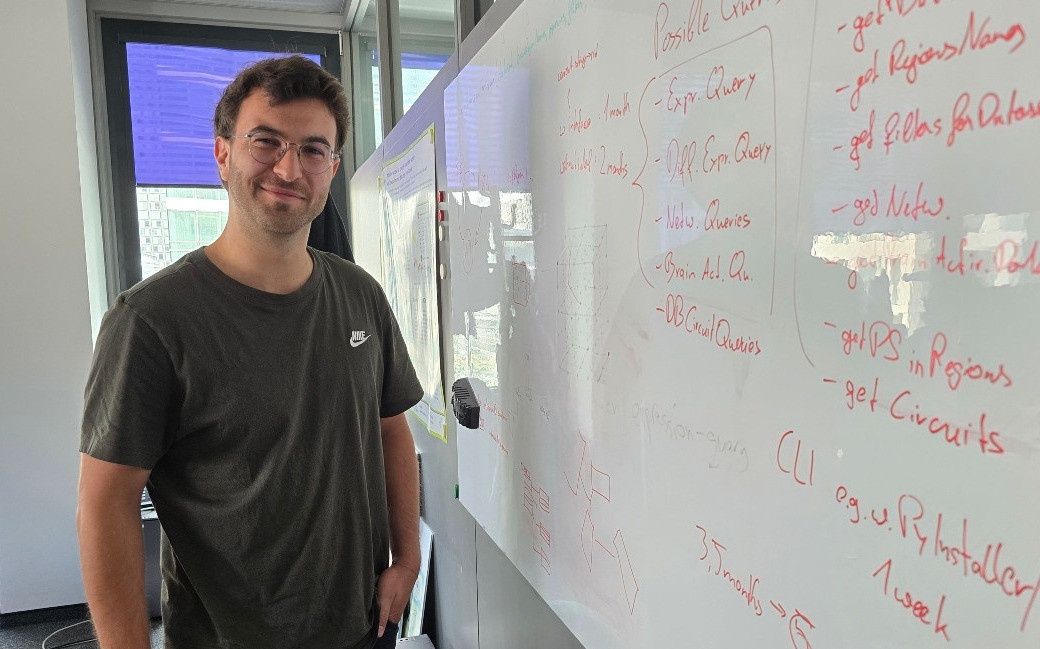 Bild: Tobias Peherstorfer neben einem Whiteboard.