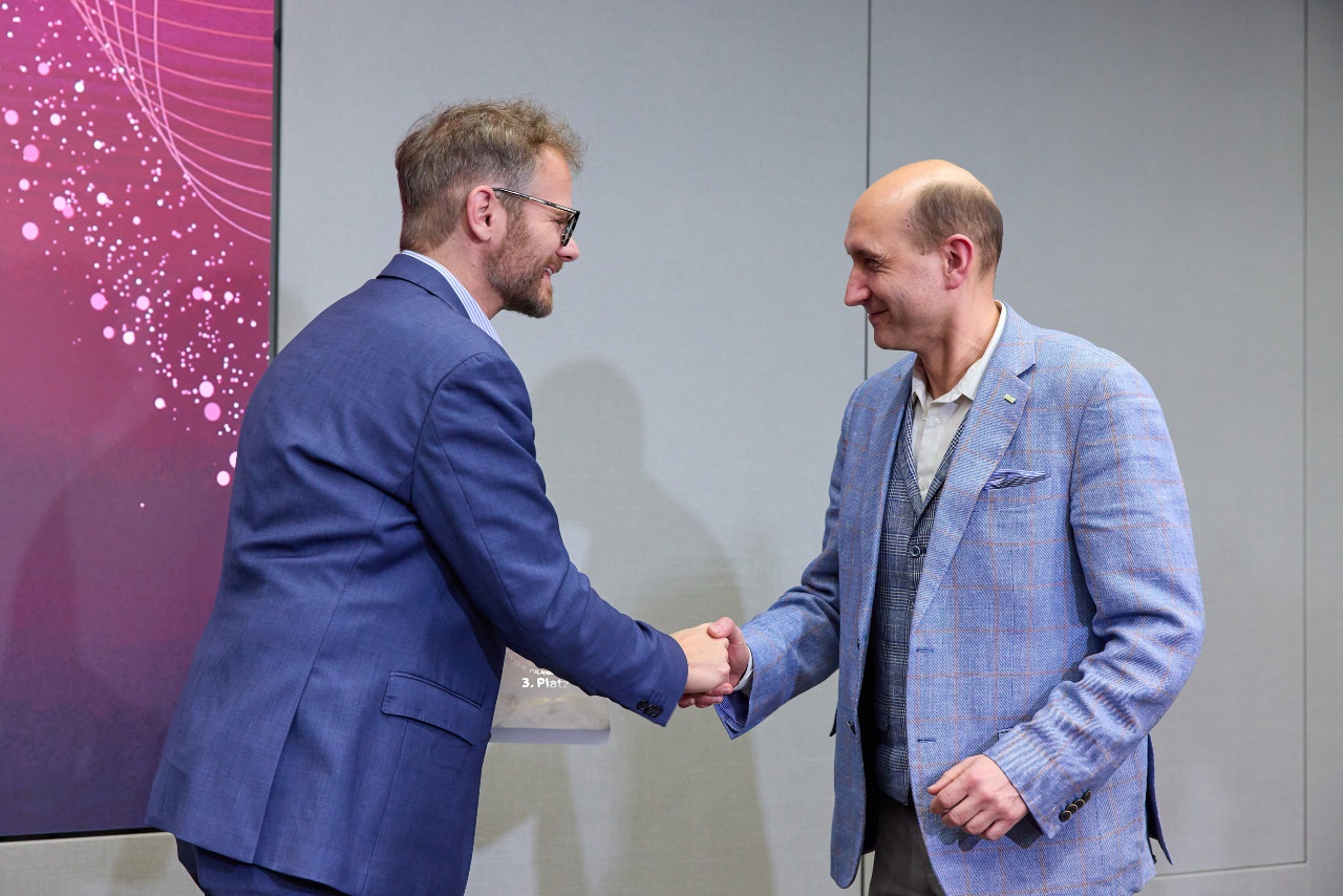 Bild: Gerd Hesina nimmt den Award entgegen.