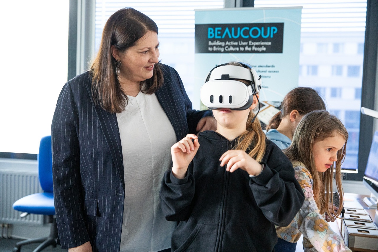 Bild: Vizebürgermeisterin Gaál und ein Mädchen, welches eine VR-Brille aufhat