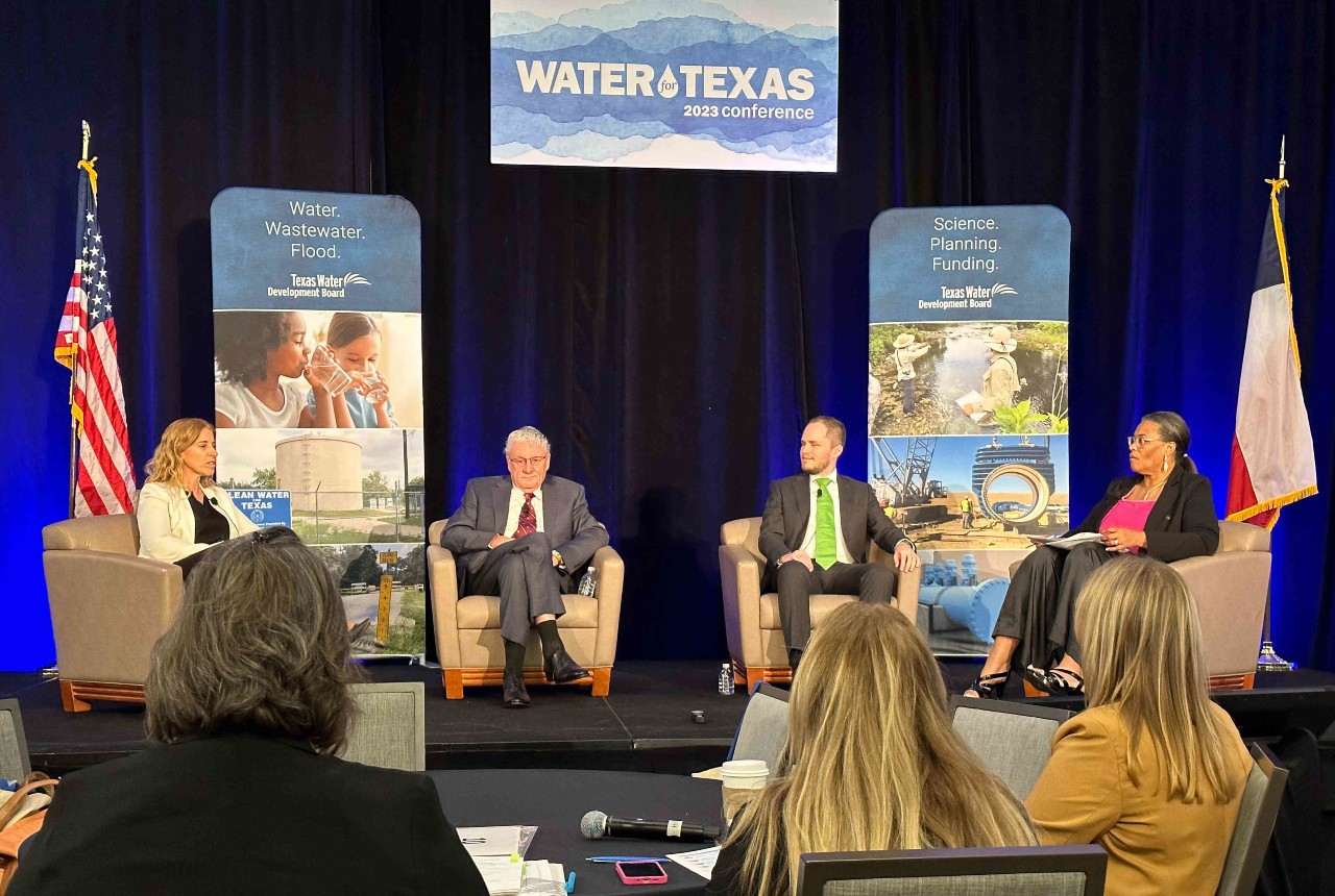 Bild: Daniel Cornel (mit grüner Krawatte) bei der Water for Texas-Konferenz 2023