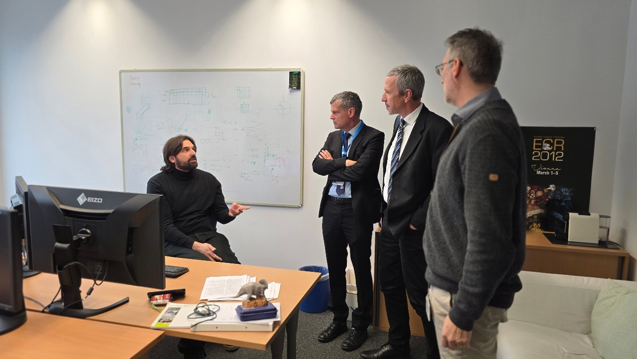 Bild: TU Wien Rektor Schneider sowie Vizerektoren Ertl und Kastner sprechen mit VRVis-Forscher Dimitrios Lenis