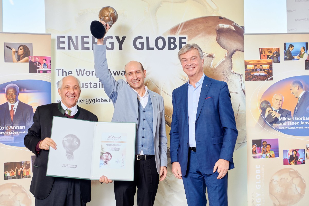 Bild: Gerd Hesina nimmt den Energy Globe entgegen.