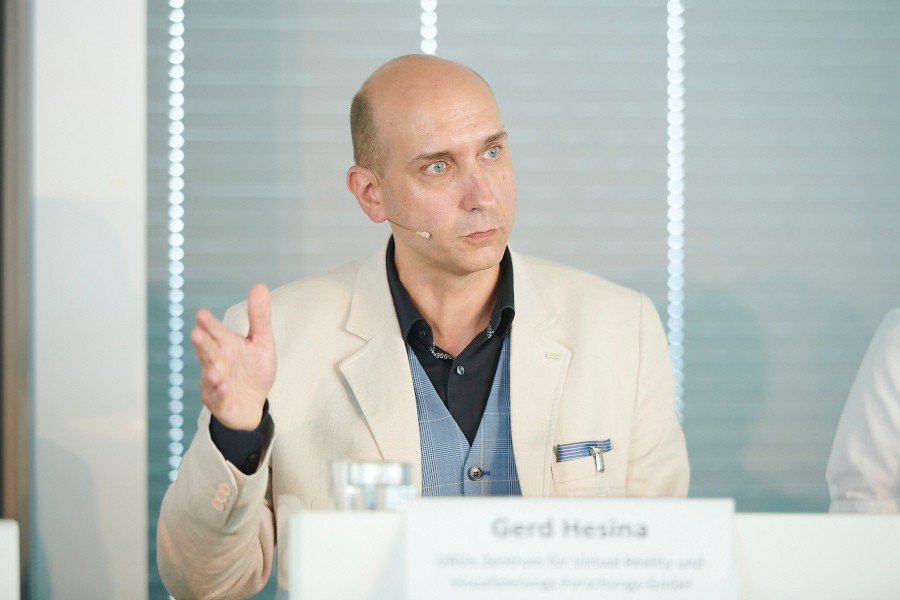 Bild: Gerd Hesina auf dem Podium einer Diskussion