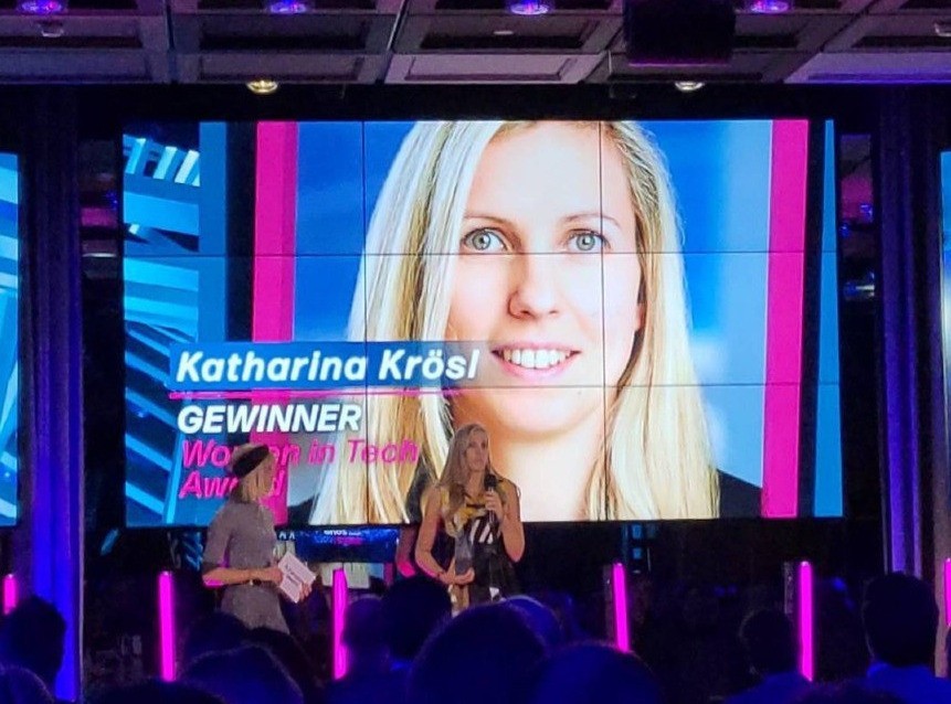 Bild: Katharina Krösl nimmt den Women in Tech-Award bei der Preisverleihung entgegen