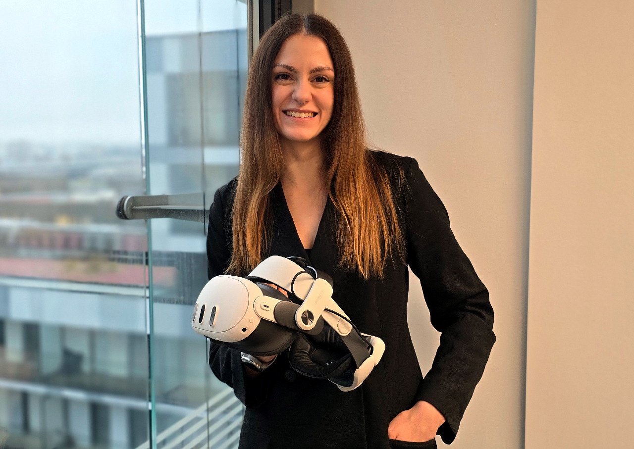 Bild: VRVis-Forscherin Marlene Huber mit einem VR-Headset