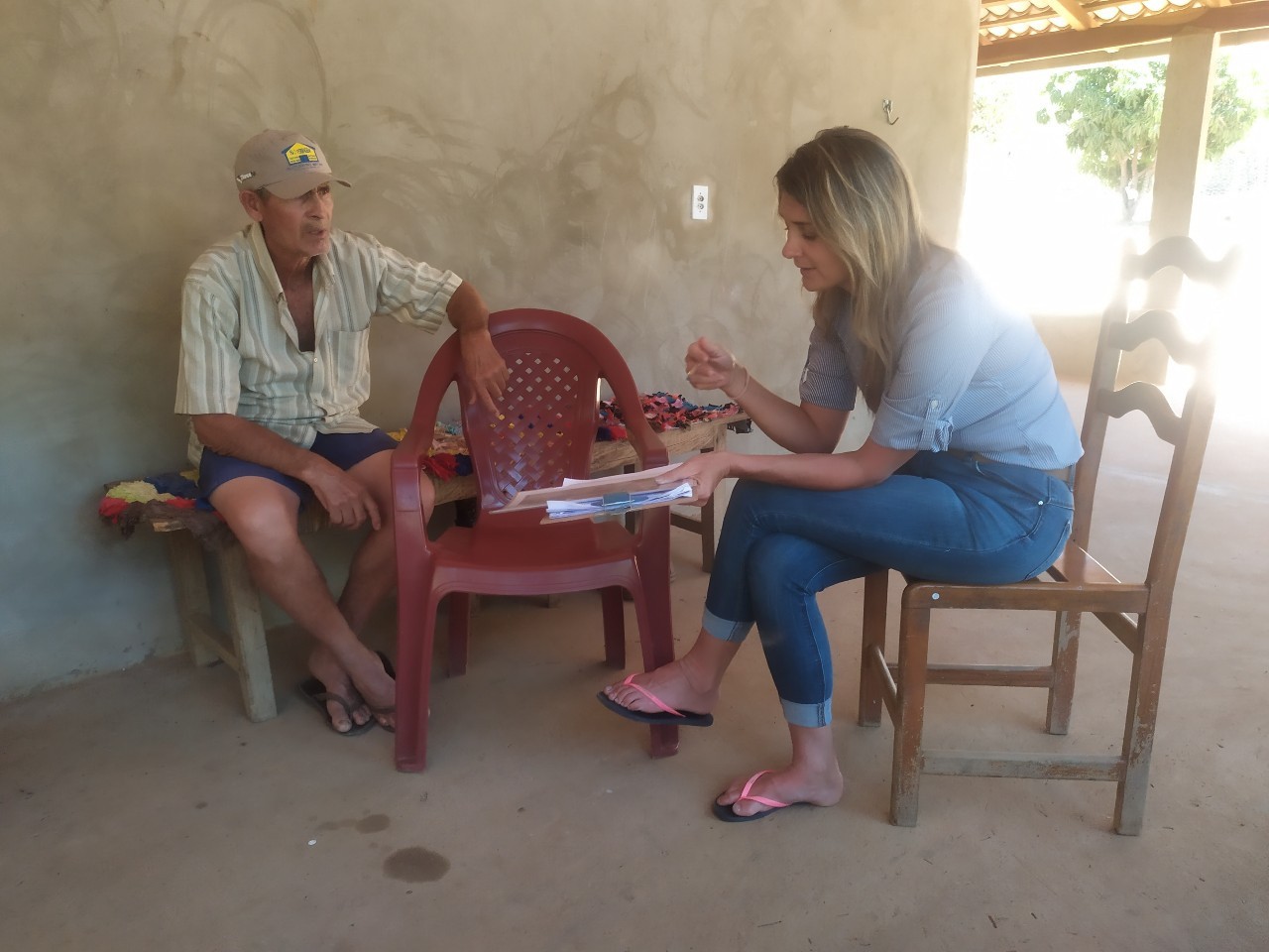 Pesquisadora Fernanda Gomes realizando uma entrevista em Santa Rita de Cássia (Bahia).